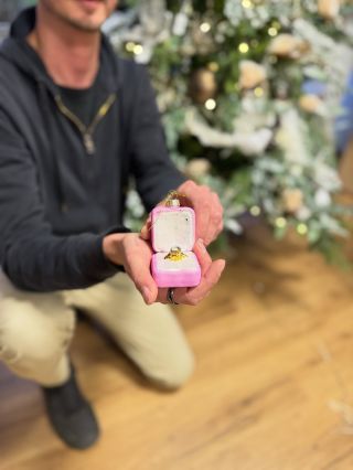 Pre všetky, ktoré povedali tento rok „ÁNO“ ❤️ Sviatky budú prvé, ktoré prežijete ako zasnúbený pár. A zaslúžia si malý...